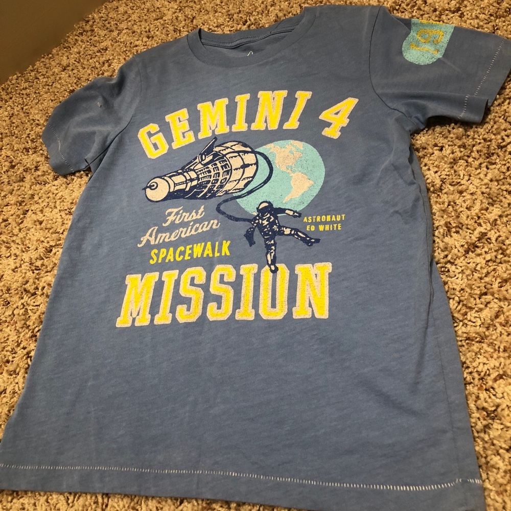 Boys Blue Peek T shirt S (6-7) NWOT